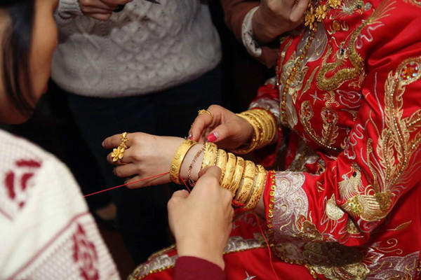 新娘带结婚金饰